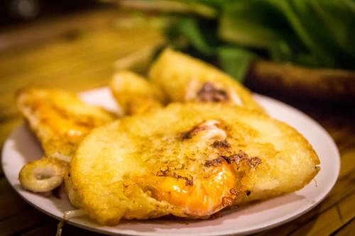 Bánh xèo có màu vàng hấp dẫn cùng nhân tôm mực. Bánh xèo có màu vàng hấp dẫn cùng nhân tôm mực.