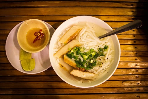 Thêm chút chanh tươi và nước mắm ớt cho tô bánh canh tròn vị. Thêm chút chanh tươi và nước mắm ớt cho tô bánh canh tròn vị.