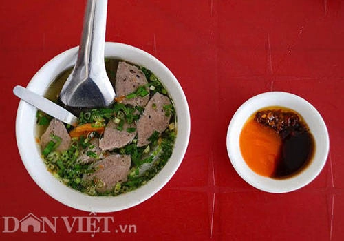 Chén súp mang ra bắt mắt với màu sắc của miếng củ cải đỏ, xanh của hành lá khiến bạn phải thòm thèm. Ảnh: Tâm Di Chén súp mang ra bắt mắt với màu sắc của miếng củ cải đỏ, xanh của hành lá khiến bạn phải thòm thèm. Ảnh: Tâm Di