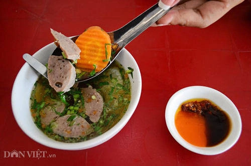 Vị nước dùng đậm đà, có vị riêng là sự thu hút của món ăn này. Ảnh: Tâm Di Vị nước dùng đậm đà, có vị riêng là sự thu hút của món ăn này. Ảnh: Tâm Di