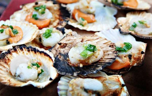 Đừng quên thưởng thức các món ngon hải sản khi đến đây. Ảnh: Cungphuot.