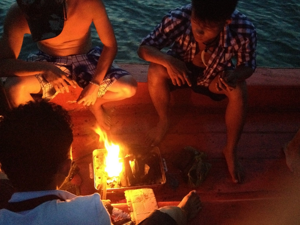 Chiều tối, bạn có thể ra cảng thuê tàu của người dân đi câu mực vào ban đêm và có bữa tiệc BBQ hấp dẫn trên biển. Chiều tối, bạn có thể ra cảng thuê tàu của người dân đi câu mực vào ban đêm và có bữa tiệc BBQ hấp dẫn trên biển.