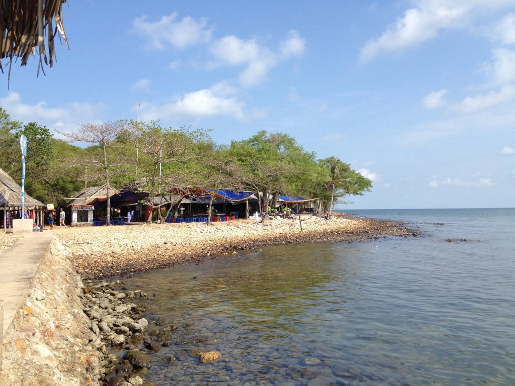 Sáng sớm thứ 6, từ bến xe Ba Hòn (Kiên Lương), chúng tôi ra bến để đón tàu ra đảo Ba Hòn Đầm. Từ đây, đi tàu cao tốc ra đảo sẽ mất khoảng 30 phút. Trên đường đi, quần đảo Bà Lụa hiện lên tuyệt đẹp. Những cơn gió biển mát lạnh táp vào mặt, giúp chúng tôi thêm tỉnh táo và hứng khởi sau một hành trình dài di chuyển. Sáng sớm thứ 6, từ bến xe Ba Hòn (Kiên Lương), chúng tôi ra bến để đón tàu ra đảo Ba Hòn Đầm. Từ đây, đi tàu cao tốc ra đảo sẽ mất khoảng 30 phút. Trên đường đi, quần đảo Bà Lụa hiện lên tuyệt đẹp. Những cơn gió biển mát lạnh táp vào mặt, giúp chúng tôi thêm tỉnh táo và hứng khởi sau một hành trình dài di chuyển.