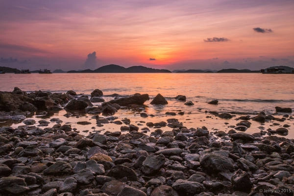Tới chiều ,chúng tôi hạ trại bên bờ biển. Nếu thời tiết xấu, bạn có thể thuê chòi ven biển để nghỉ lại qua đêm. Lưu ý, bạn nhớ mang theo thuốc chống muỗi, mặc trang phục thoải mái, dễ hoạt động. Tới chiều ,chúng tôi hạ trại bên bờ biển. Nếu thời tiết xấu, bạn có thể thuê chòi ven biển để nghỉ lại qua đêm. Lưu ý, bạn nhớ mang theo thuốc chống muỗi, mặc trang phục thoải mái, dễ hoạt động.