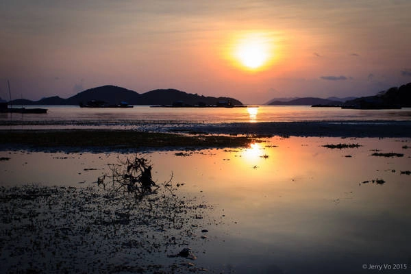 Điều không thể bỏ lỡ khi đến đây là ngắm hoàng hôn hay bình minh trên đảo. Giữa không gian bao la của đất trời, hòa mình vào khoảnh khắc tuyệt diệu của thiên nhiên bạn sẽ thấy cuộc sống tươi đẹp hơn bao giờ hết. Điều không thể bỏ lỡ khi đến đây là ngắm hoàng hôn hay bình minh trên đảo. Giữa không gian bao la của đất trời, hòa mình vào khoảnh khắc tuyệt diệu của thiên nhiên bạn sẽ thấy cuộc sống tươi đẹp hơn bao giờ hết.