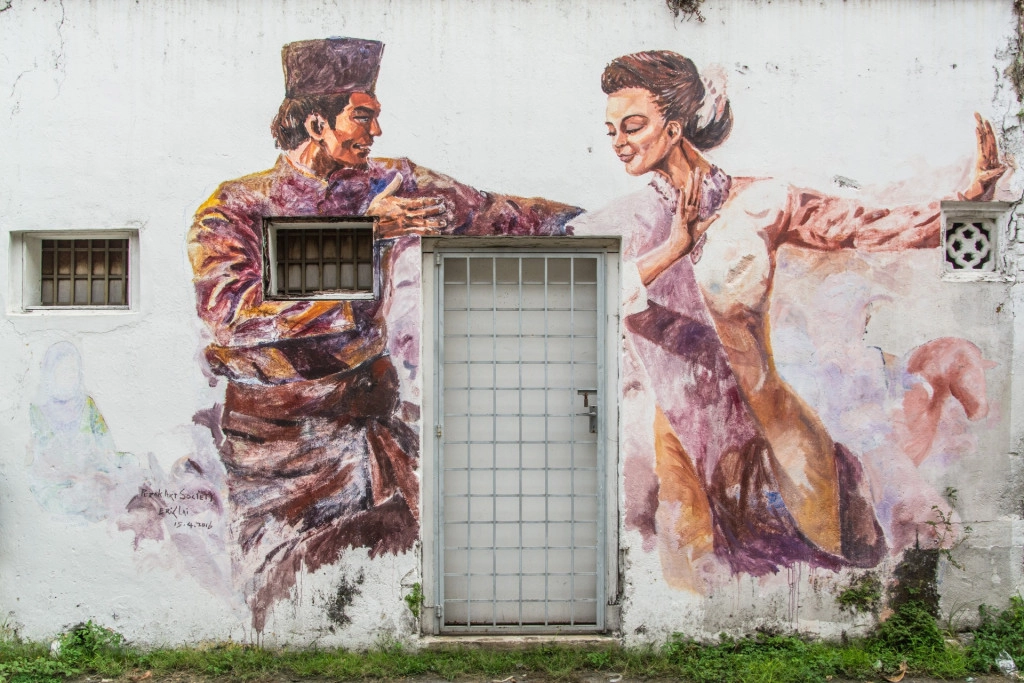 Ipoh giống Penang ở 2 đặc điểm: Tranh vẽ tường theo hiệu ứng đánh lừa thị giác và các dãy nhà cổ kính với khung cửa lá sách. Tuy nhiên, Ipoh mang nét giản dị và gần gũi hơn Penang do chưa bị du lịch hóa. Các tranh tường ở Ipoh không nhiều nhưng cũng đủ toát lên nét độc đáo. Len lỏi vào từng ngóc ngách trong các hẻm nhỏ, tôi khám phá thêm nhiều tranh vẽ đẹp và có ý nghĩa như chúc mừng Ngày của Mẹ, Ngày của Cha, Lễ hội ánh sáng Deepavali… Ipoh giống Penang ở 2 đặc điểm: Tranh vẽ tường theo hiệu ứng đánh lừa thị giác và các dãy nhà cổ kính với khung cửa lá sách. Tuy nhiên, Ipoh mang nét giản dị và gần gũi hơn Penang do chưa bị du lịch hóa. Các tranh tường ở Ipoh không nhiều nhưng cũng đủ toát lên nét độc đáo. Len lỏi vào từng ngóc ngách trong các hẻm nhỏ, tôi khám phá thêm nhiều tranh vẽ đẹp và có ý nghĩa như chúc mừng Ngày của Mẹ, Ngày của Cha, Lễ hội ánh sáng Deepavali…