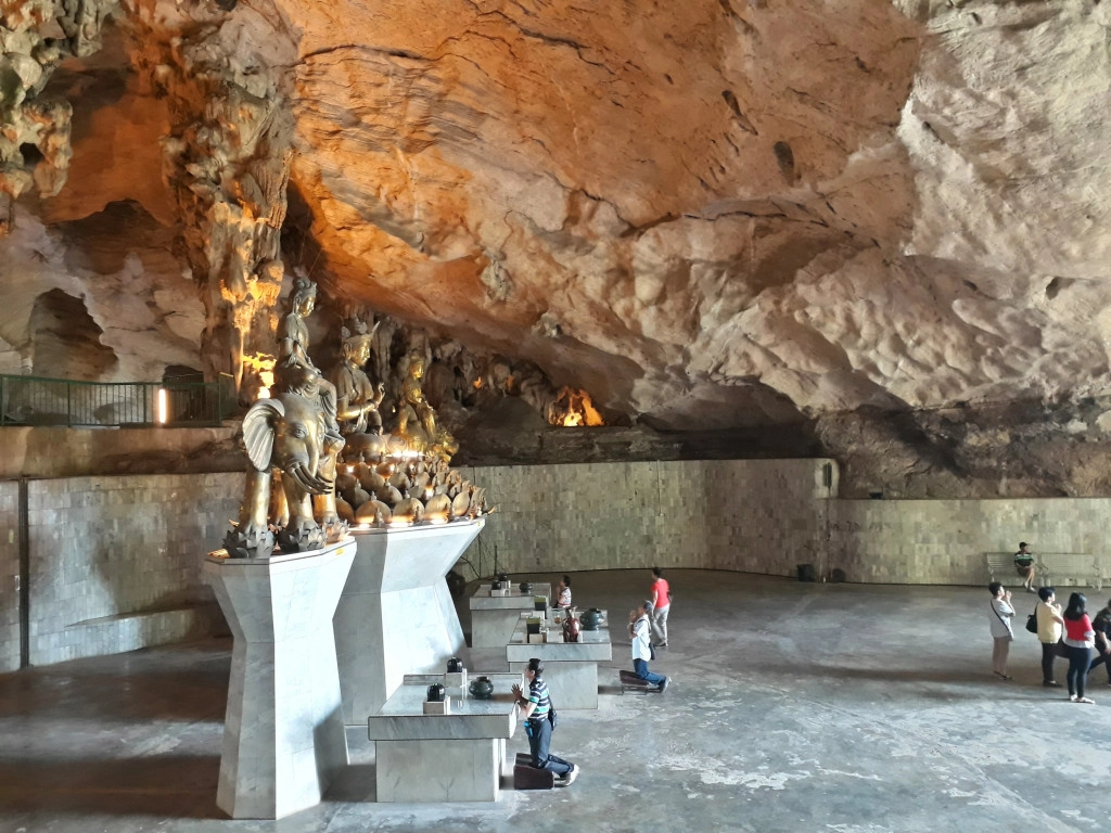 Tôi đến vùng ngoại ô Ipoh, tham quan chùa hang Kek Look Tong, ngôi chùa lâu đời xây trong hang động. Hai dãy cầu thang bên ngoài hang có hình dáng đuôi cá chép. Bên trong hang tượng trưng dạ dày cá, chứa tất cả may mắn, vui vẻ và hạnh phúc. Hang cũng thờ nhiều tượng Phật và tượng các vị Lão giáo làm bằng đồng và thủy tinh. Vách và trần hang là thạch nhũ, qua hàng thế kỷ có những tạo hình đa dạng. Tôi đến vùng ngoại ô Ipoh, tham quan chùa hang Kek Look Tong, ngôi chùa lâu đời xây trong hang động. Hai dãy cầu thang bên ngoài hang có hình dáng đuôi cá chép. Bên trong hang tượng trưng dạ dày cá, chứa tất cả may mắn, vui vẻ và hạnh phúc. Hang cũng thờ nhiều tượng Phật và tượng các vị Lão giáo làm bằng đồng và thủy tinh. Vách và trần hang là thạch nhũ, qua hàng thế kỷ có những tạo hình đa dạng.
