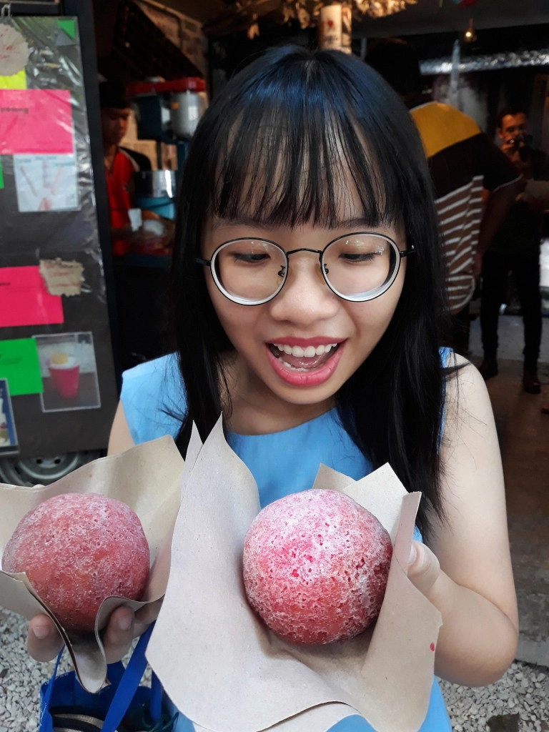 Khám phá Ipoh, tôi thưởng thức ẩm thực ở các quán ăn lâu đời. Quán Lou Wong trên đường Bandar Timah nổi tiếng 60 năm với cơm gà luộc và gà quay ăn kèm nước chấm sốt ớt rất ngon mà giá phải chăng. Gần đó, quán Nam Heong nổi danh với loại cà phê trắng và bánh tráng miệng. Ngoài ra, còn có nhiều quán ăn ngon tập trung quanh khu phố cổ. Cuối ngày, tôi rẽ vào con hẻm cạnh quán nước Plan B. Trong đó, tiệm Bits & Bobs bán kem dừa rắc đậu phộng ngon ngất ngây, rất đáng để thử. Khám phá Ipoh, tôi thưởng thức ẩm thực ở các quán ăn lâu đời. Quán Lou Wong trên đường Bandar Timah nổi tiếng 60 năm với cơm gà luộc và gà quay ăn kèm nước chấm sốt ớt rất ngon mà giá phải chăng. Gần đó, quán Nam Heong nổi danh với loại cà phê trắng và bánh tráng miệng. Ngoài ra, còn có nhiều quán ăn ngon tập trung quanh khu phố cổ. Cuối ngày, tôi rẽ vào con hẻm cạnh quán nước Plan B. Trong đó, tiệm Bits & Bobs bán kem dừa rắc đậu phộng ngon ngất ngây, rất đáng để thử.