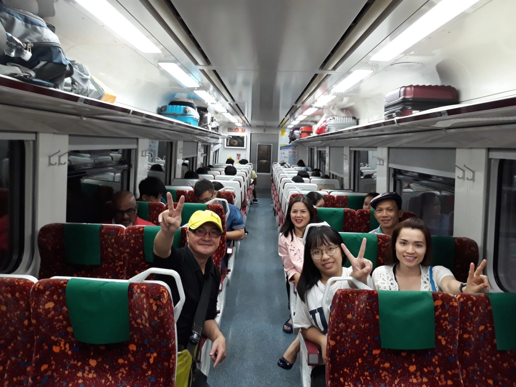 Sau 2,5 giờ xuất phát từ nhà ga trung tâm Kuala Lumpur, tàu đến ga Ipoh ngay phố cổ. Nơi người dân ví von như “Taj Mahal phiên bản Ipoh” bởi lối kiến trúc gần giống và toàn bộ nhà ga sơn màu trắng. Cách đây một thế kỷ, nhà ga này xây dựng với phong cách nghệ thuật Ma Rốc, khai thác xu hướng từ hình tròn, thay vì hình vuông hay hình chữ nhật như những phiên bản khác của nghệ thuật Hồi giáo. Sau 2,5 giờ xuất phát từ nhà ga trung tâm Kuala Lumpur, tàu đến ga Ipoh ngay phố cổ. Nơi người dân ví von như “Taj Mahal phiên bản Ipoh” bởi lối kiến trúc gần giống và toàn bộ nhà ga sơn màu trắng. Cách đây một thế kỷ, nhà ga này xây dựng với phong cách nghệ thuật Ma Rốc, khai thác xu hướng từ hình tròn, thay vì hình vuông hay hình chữ nhật như những phiên bản khác của nghệ thuật Hồi giáo.