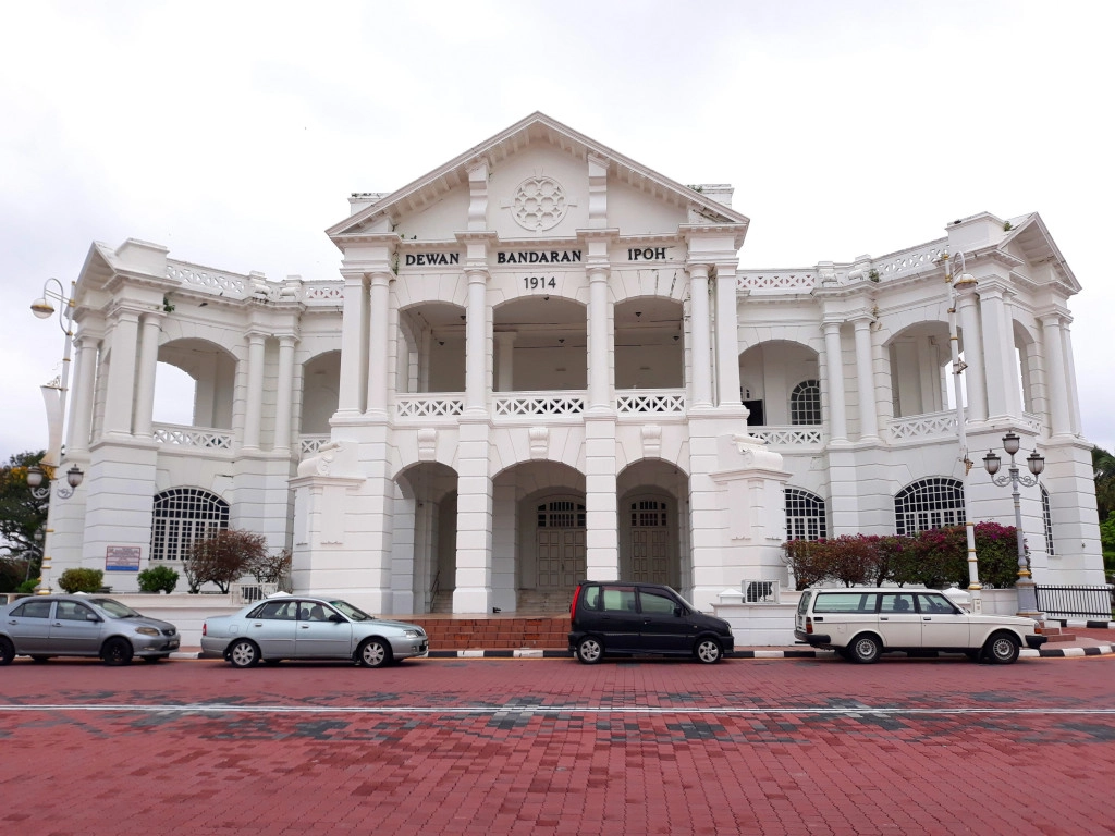 Ipoh gồm phố cũ và phố mới ngăn cách bởi dòng sông Kinta. Phố cũ được nhận diện qua những tòa nhà thấp mang nét kiến trúc thuộc địa Anh có từ 100 năm, điển hình là tòa nhà di sản Ipoh đối diện ga tàu hỏa, dãy nhà với những khung cửa gỗ, tường gạch rêu phong. Còn phố mới có các tòa nhà cao tầng, nhà hàng, quán ăn hiện đại và nhộn nhịp. Ipoh gồm phố cũ và phố mới ngăn cách bởi dòng sông Kinta. Phố cũ được nhận diện qua những tòa nhà thấp mang nét kiến trúc thuộc địa Anh có từ 100 năm, điển hình là tòa nhà di sản Ipoh đối diện ga tàu hỏa, dãy nhà với những khung cửa gỗ, tường gạch rêu phong. Còn phố mới có các tòa nhà cao tầng, nhà hàng, quán ăn hiện đại và nhộn nhịp.