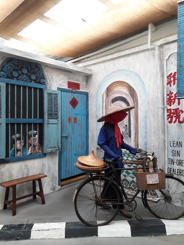 Để hiểu rõ hơn về tên gọi thành phố mỏ thiếc, du khách có thể ghé bảo tàng Han Chin Pet Soo trên đường Bijeh Timah. Cách đây 120 năm, bảo tàng này từng là câu lạc bộ giải trí dành cho các ông chủ mỏ thiếc, giới thượng lưu người Hoa tại Ipoh. Tòa nhà lưu giữ những cổ vật xưa như bàn ghế, đèn chùm nhập từ châu Âu… tái hiện các mô hình giải trí như phòng chơi mạt chược, phòng khiêu vũ, nghe đàn, phòng hút ống điếu, quầy rượu. Để hiểu rõ hơn về tên gọi thành phố mỏ thiếc, du khách có thể ghé bảo tàng Han Chin Pet Soo trên đường Bijeh Timah. Cách đây 120 năm, bảo tàng này từng là câu lạc bộ giải trí dành cho các ông chủ mỏ thiếc, giới thượng lưu người Hoa tại Ipoh. Tòa nhà lưu giữ những cổ vật xưa như bàn ghế, đèn chùm nhập từ châu Âu… tái hiện các mô hình giải trí như phòng chơi mạt chược, phòng khiêu vũ, nghe đàn, phòng hút ống điếu, quầy rượu.