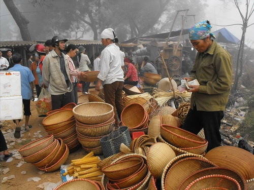 Không khí ở chợ phiên xứ Đoài những ngày cuối năm đều đem lại cho bất kỳ ai cảm giác thèm Tết đến kỳ lạ - Ảnh: Hoàng Thu Phố/ Tuổi trẻ