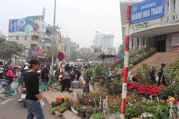 Phiên chợ Bưởi tại đường Hoàng Hoa Thám nhộn nhịp người mua, kẻ bán dịp cuối năm - Ảnh: Internet