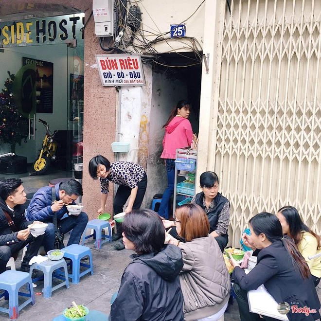3-quan-bun-rieu-truyen-thong-cuc-ngon-de-khoi-dong-mua-he-o-ha-noi-ivivu-1