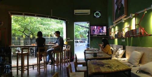 Giá đồ uống ở Book coffee shop khá dễ chịu (20.000 – 50.000 đồng) và thái độ phục vụ tận tình, ấm áp.