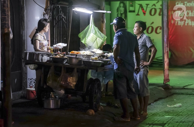 3-quan-che-banh-ban-den-rat-khuya-cho-nhung-nguoi-hao-ngot-lai-me-an-dem-o-sai-gon-ivivu-1