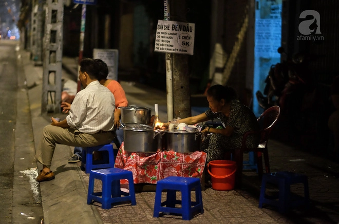3-quan-che-banh-ban-den-rat-khuya-cho-nhung-nguoi-hao-ngot-lai-me-an-dem-o-sai-gon-ivivu-15