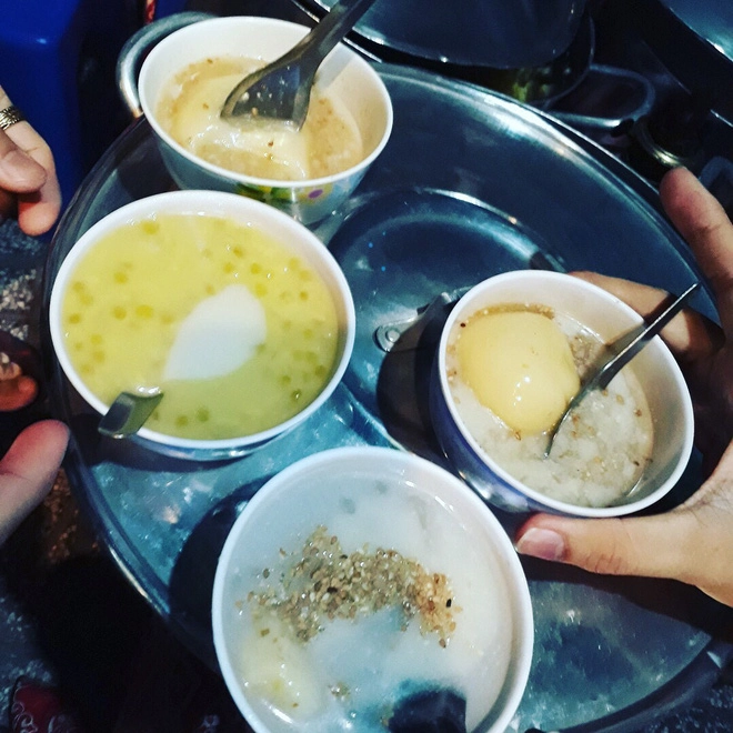 3-quan-che-banh-ban-den-rat-khuya-cho-nhung-nguoi-hao-ngot-lai-me-an-dem-o-sai-gon-ivivu-18