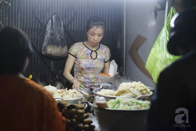 3-quan-che-banh-ban-den-rat-khuya-cho-nhung-nguoi-hao-ngot-lai-me-an-dem-o-sai-gon-ivivu-2