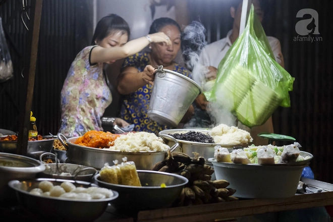 3-quan-che-banh-ban-den-rat-khuya-cho-nhung-nguoi-hao-ngot-lai-me-an-dem-o-sai-gon-ivivu-3