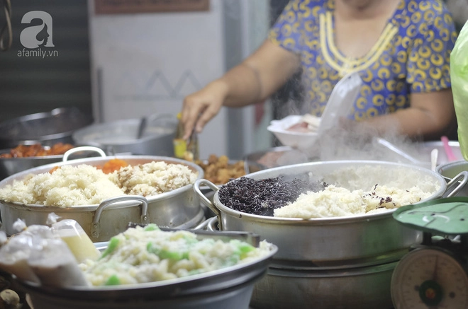 Hai người bán không có lúc ngơi tay
