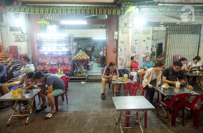 3-quan-che-banh-ban-den-rat-khuya-cho-nhung-nguoi-hao-ngot-lai-me-an-dem-o-sai-gon-ivivu-8