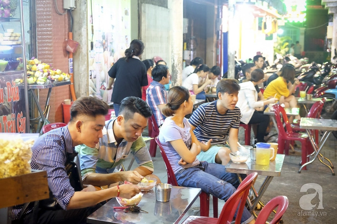 3-quan-che-banh-ban-den-rat-khuya-cho-nhung-nguoi-hao-ngot-lai-me-an-dem-o-sai-gon-ivivu-9