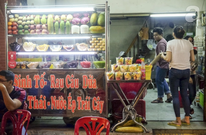3-quan-che-banh-ban-den-rat-khuya-cho-nhung-nguoi-hao-ngot-lai-me-an-dem-o-sai-gon-ivivu-10