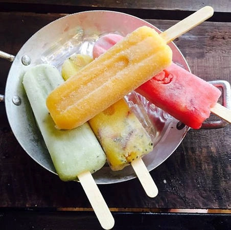 Quán bán nhiều loại đồ uống nhưng kem hoa quả là mặt hàng bán chạy nhất, đặc biệt trong những ngày hè nắng nóng thế này. 3-quan-kem-que-hoa-qua-ngon-quen-sau-o-ha-noi-ivivu-8