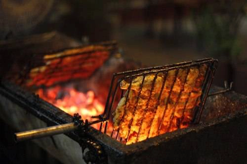 Vịt được kẹp vào vỉ nướng dưới than hoa cho đến khi chín đều, thơm nức mùi gừng, sả. Ảnh: Út Liên. Vịt được kẹp vào vỉ nướng dưới than hoa cho đến khi chín đều, thơm nức mùi gừng, sả. Ảnh: Út Liên.