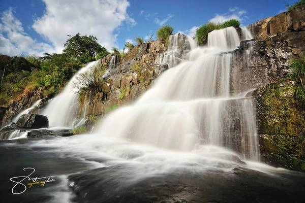 Một ngày vào rằm tháng giêng, nàng trút hơi thở cuối cùng. Bốn con tê giác quanh quẩn bên nàng ngày đêm không rời, chẳng buồn ăn uống cho đến chết. Không lâu sau nơi nàng yên nghỉ sừng sững một ngọn thác đẹp tuyệt trần. Mái tóc của nàng Kanai đã hóa thành dòng nước trắng xóa, trong xanh, mát rượi, còn những phiến đá xanh rêu to lớn làm nền cho thác đổ là những chiếc sừng của tê giác hóa thành. Đó là biểu tượng của sự đoàn kết, gắn bó vĩnh cửu giữa con người với thiên nhiên.