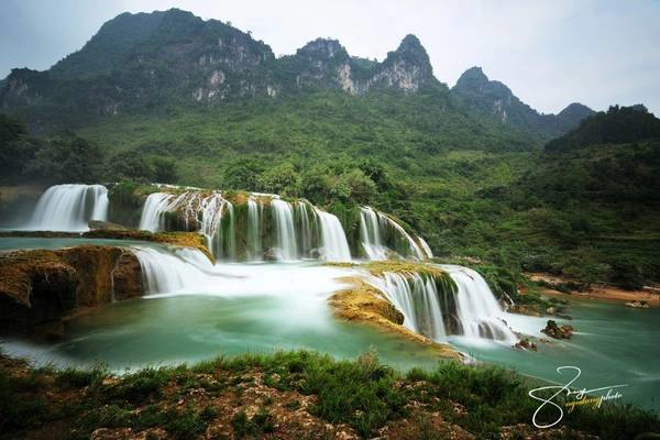 Tới đây, bạn sẽ thấy vẻ đẹp choáng ngợp của Bản Giốc với khung cảnh vừa hùng vĩ vừa êm đềm của núi rừng.