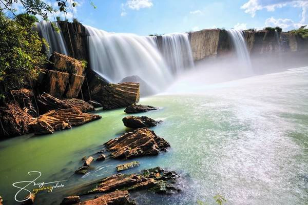 Chuyện kể rằng, ngày xưa có đôi trai gái yêu tha thiết nhưng vì xung đột giữa hai bản nên bị ngăn cấm. Vào một đêm trăng, họ nhảy xuống sông để trọn đời bên nhau. Tức giận vì sự ích kỷ của dân làng dẫn đến cái chết đôi trẻ, trời nổi cơn giông bão, nước cuồn cuộn dâng cao, chia sông thành hai nhánh, ngăn cách đường đi 2 dòng tộc. Dòng nước lao từ những vách đá thẳng đứng, vỡ ra từng giọt tựa như giọt nước mắt thương khóc kẻ ở người đi.