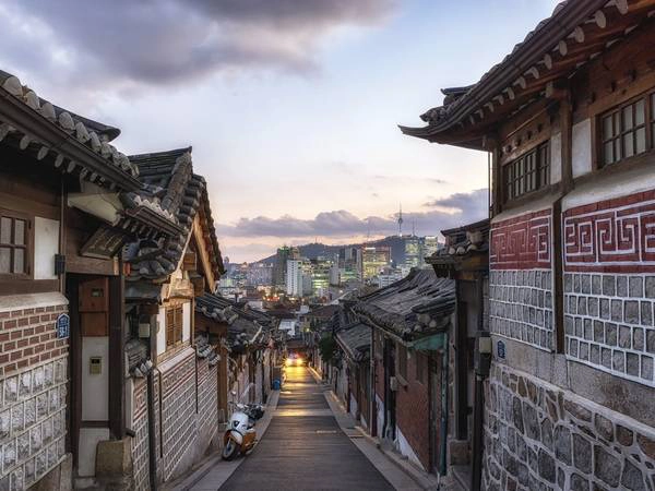 Làng Bukchon Hanok, Seoul, Hàn Quốc: Ngôi làng cổ này nằm không xa khu đô thị nhộn nhịp của Seoul, với kiến trúc truyền thống Hàn Quốc cùng nhiều nét văn hóa thú vị. Làng Bukchon Hanok, Seoul, Hàn Quốc: Ngôi làng cổ này nằm không xa khu đô thị nhộn nhịp của Seoul, với kiến trúc truyền thống Hàn Quốc cùng nhiều nét văn hóa thú vị.