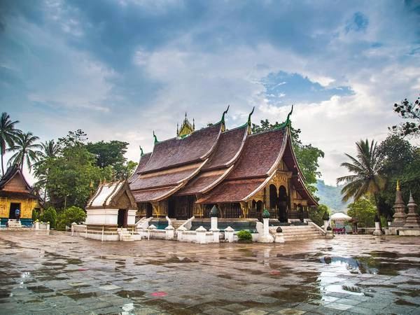 Luang Prabang, Lào: Thành phố xinh đẹp và rất đỗi bình yên này giống như một bản nhạc trầm cho những du khách muốn tìm một mảnh hồn Đông Nam Á. Luang Prabang, Lào: Thành phố xinh đẹp và rất đỗi bình yên này giống như một bản nhạc trầm cho những du khách muốn tìm một mảnh hồn Đông Nam Á.