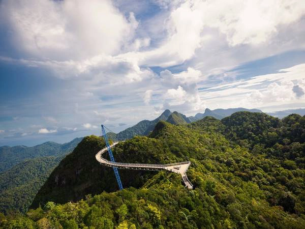 Langkawi, Malaysia: Hòn đảo Langkawi xinh đẹp của Malaysia có biển xanh và rừng nguyên sinh, cùng những công trình đền chùa, cầu... ấn tượng. Langkawi, Malaysia: Hòn đảo Langkawi xinh đẹp của Malaysia có biển xanh và rừng nguyên sinh, cùng những công trình đền chùa, cầu... ấn tượng.