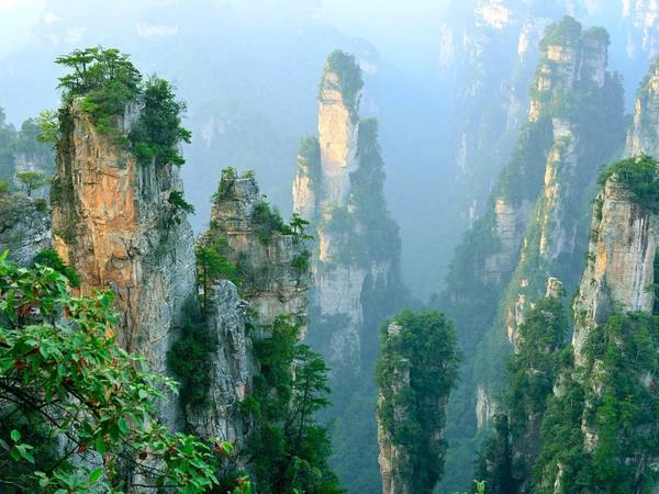 Trương Gia Giới, Trung Quốc: Các núi đá thẳng đứng độc đáo nơi đây khiến du khách có cảm tưởng như lạc vào thế giới trong phim Avatar. Trương Gia Giới, Trung Quốc: Các núi đá thẳng đứng độc đáo nơi đây khiến du khách có cảm tưởng như lạc vào thế giới trong phim Avatar.