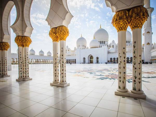 Nhà thờ Sheikh Zayed, Abu Dhabi, Các tiểu vương quốc Ả Rập thống nhất: Màu trắng lộng lẫy của nhà thờ nổi bật trên nền trời xanh thẳm của Abu Dhabi. Độ xa hoa, tráng lệ và tinh tế của công trình này khiến các du khách choáng ngợp. Nhà thờ Sheikh Zayed, Abu Dhabi, Các tiểu vương quốc Ả Rập thống nhất: Màu trắng lộng lẫy của nhà thờ nổi bật trên nền trời xanh thẳm của Abu Dhabi. Độ xa hoa, tráng lệ và tinh tế của công trình này khiến các du khách choáng ngợp.