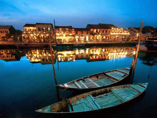 Hội An: Thị trấn cổ xinh xắn này đem lại cho du khách một trải nghiệm thú vị, với những kiến trúc cổ, không khí thanh bình và nhiều món ăn ngon. Hội An: Thị trấn cổ xinh xắn này đem lại cho du khách một trải nghiệm thú vị, với những kiến trúc cổ, không khí thanh bình và nhiều món ăn ngon.
