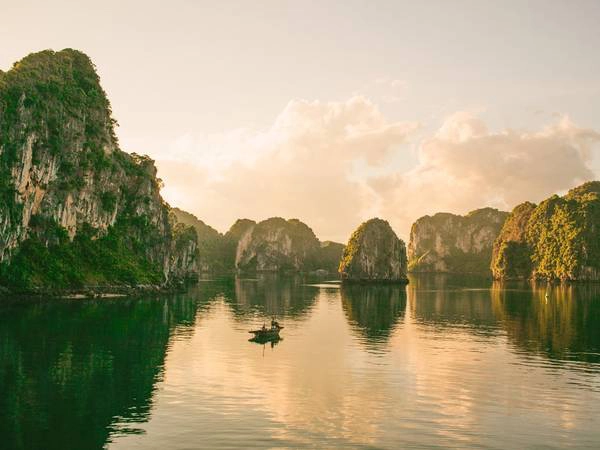 Vịnh Hạ Long: Thắng cảnh nổi tiếng này thu hút du khách nhờ vẻ đẹp thiên nhiên độc đáo, ấn tượng. Vịnh Hạ Long: Thắng cảnh nổi tiếng này thu hút du khách nhờ vẻ đẹp thiên nhiên độc đáo, ấn tượng.