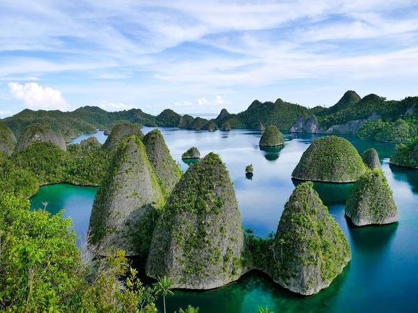 Quần đảo Raja Ampat, Indonesia: Quần đảo này đem lại cho du khách những trải nghiệm tuyệt vời, từ leo núi tới lặn biển, chèo thuyền... giữa thiên nhiên hoang sơ tuyệt đẹp. Quần đảo Raja Ampat, Indonesia: Quần đảo này đem lại cho du khách những trải nghiệm tuyệt vời, từ leo núi tới lặn biển, chèo thuyền... giữa thiên nhiên hoang sơ tuyệt đẹp.