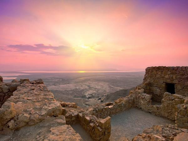 Masada, Israel: Khu sa mạc kỳ vĩ này có nhiều di tích cổ cho du khách khám phá. Masada, Israel: Khu sa mạc kỳ vĩ này có nhiều di tích cổ cho du khách khám phá.