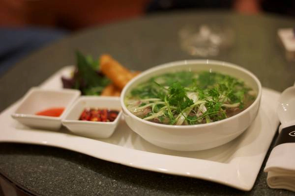 Phở (Việt Nam): Bánh phở được chan nước dùng ninh từ xương, thêm rau thơm và thịt bò thái mỏng. Đây là món ăn nổi tiếng của Việt Nam và được đem tới nhiều quốc gia khác. Ảnh: Culinaryvietnam. Phở (Việt Nam): Bánh phở được chan nước dùng ninh từ xương, thêm rau thơm và thịt bò thái mỏng. Đây là món ăn nổi tiếng của Việt Nam và được đem tới nhiều quốc gia khác. Ảnh: Culinaryvietnam.