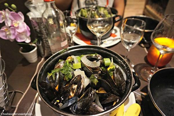 Moules-Frite (Bỉ): Món ăn gồm trai và khoai tây rán này có mặt ở nhiều quốc gia như Pháp và Mĩ, nhưng ngon nhất phải là ở Bỉ. Trai được chế biến theo nhiều cách (nấu với rượu, bơ, rau thơm hoặc với nước dùng từ cà chua), ăn cùng khoai tây rán giòn tẩm muối. Bạn nên thưởng thức món này với một cốc bia tươi. Ảnh: Tastesofbrussels. Moules-Frite (Bỉ): Món ăn gồm trai và khoai tây rán này có mặt ở nhiều quốc gia như Pháp và Mĩ, nhưng ngon nhất phải là ở Bỉ. Trai được chế biến theo nhiều cách (nấu với rượu, bơ, rau thơm hoặc với nước dùng từ cà chua), ăn cùng khoai tây rán giòn tẩm muối. Bạn nên thưởng thức món này với một cốc bia tươi. Ảnh: Tastesofbrussels.