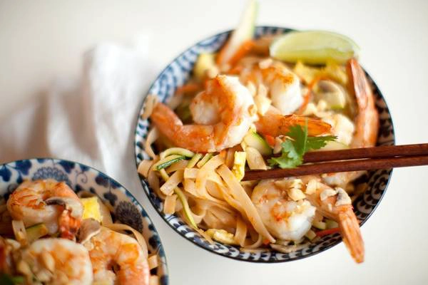 Pad Thai (Thái Lan): Món ăn nổi tiếng của Thái Lan này gồm mì gạo chiên giòn cùng trứng, đậu phụ, me, nước mắm, tôm, ớt, đường và chanh. Ảnh: Thedish.plated. Pad Thai (Thái Lan): Món ăn nổi tiếng của Thái Lan này gồm mì gạo chiên giòn cùng trứng, đậu phụ, me, nước mắm, tôm, ớt, đường và chanh. Ảnh: Thedish.plated.