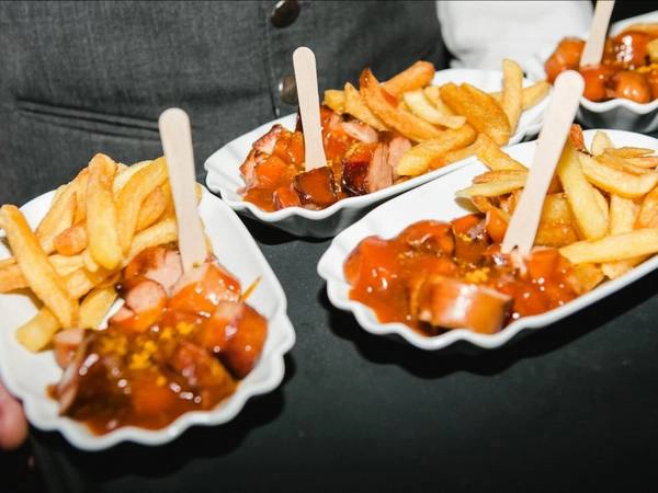 Currywurst (Đức): Xúc xích lợn đặc biệt của Đức được hấp chín, sau đó rán hoặc nướng, rưới nước sốt cà ri (làm từ tương cà trộn bột cà ri) và ăn cùng khoai tây chiên. Ảnh: Businessinsider. Currywurst (Đức): Xúc xích lợn đặc biệt của Đức được hấp chín, sau đó rán hoặc nướng, rưới nước sốt cà ri (làm từ tương cà trộn bột cà ri) và ăn cùng khoai tây chiên. Ảnh: Businessinsider.
