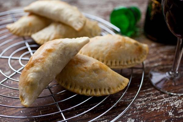 Empanada (Chile): Món bánh này có xuất xứ từ Bồ Đào Nha, sau đó lan ra khắp Mỹ La Tinh. Người Chile thường làm bánh nhân hải sản, phô mai hoặc thịt bò. Ảnh: Nytimes. Empanada (Chile): Món bánh này có xuất xứ từ Bồ Đào Nha, sau đó lan ra khắp Mỹ La Tinh. Người Chile thường làm bánh nhân hải sản, phô mai hoặc thịt bò. Ảnh: Nytimes.