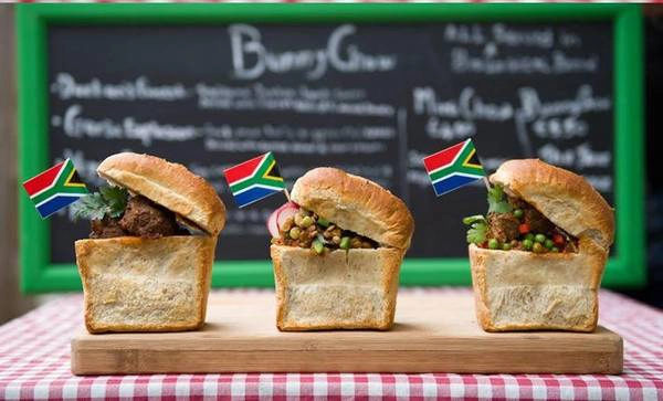 Bunny chow (Nam Phi): Món ăn này gồm nửa ổ bánh mì bỏ ruột, cho thêm cà ri gà hoặc cừu, và nhiều nguyên liệu khác. Bunny chow có xuất xứ từ Ấn Độ, nhưng đã trở thành món ăn đường phố nổi tiếng của vùng Durban ở Nam Phi. Ảnh: Marloes van Doorn. Bunny chow (Nam Phi): Món ăn này gồm nửa ổ bánh mì bỏ ruột, cho thêm cà ri gà hoặc cừu, và nhiều nguyên liệu khác. Bunny chow có xuất xứ từ Ấn Độ, nhưng đã trở thành món ăn đường phố nổi tiếng của vùng Durban ở Nam Phi. Ảnh: Marloes van Doorn.