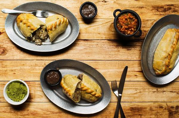 Bánh nhân thịt Cornwall (Anh): Trước kia, đây là món ăn của thợ mỏ vùng Cornwall. Theo truyền thống, bánh được làm từ 4 nguyên liệu: khoai tây, củ cải, hành và thịt bò, được bọc trong lớp vỏ bột mì. Bánh được nướng cho tới khi vỏ ngoài có màu vàng, nhân thịt bò chín mềm tỏa mùi thơm đặc biệt. Ảnh: Anthony Mair. Bánh nhân thịt Cornwall (Anh): Trước kia, đây là món ăn của thợ mỏ vùng Cornwall. Theo truyền thống, bánh được làm từ 4 nguyên liệu: khoai tây, củ cải, hành và thịt bò, được bọc trong lớp vỏ bột mì. Bánh được nướng cho tới khi vỏ ngoài có màu vàng, nhân thịt bò chín mềm tỏa mùi thơm đặc biệt. Ảnh: Anthony Mair.