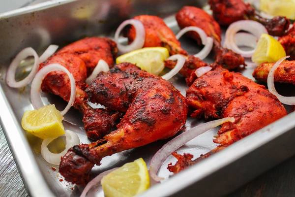 Gà Tandoori (Ấn Độ): Có xuất xứ ờ vùng Punjab từ thời Mughal, món gà Tandoori được làm từ thịt gà ướp hỗn hợp sữa chua và gia vị, sau đó nấu trong nồi đất. Người nấu thường cho thêm nghệ để món ăn có màu cam, hoặc ớt bột để có màu đỏ hấp dẫn. Ảnh: Earthindian. Gà Tandoori (Ấn Độ): Có xuất xứ ờ vùng Punjab từ thời Mughal, món gà Tandoori được làm từ thịt gà ướp hỗn hợp sữa chua và gia vị, sau đó nấu trong nồi đất. Người nấu thường cho thêm nghệ để món ăn có màu cam, hoặc ớt bột để có màu đỏ hấp dẫn. Ảnh: Earthindian.